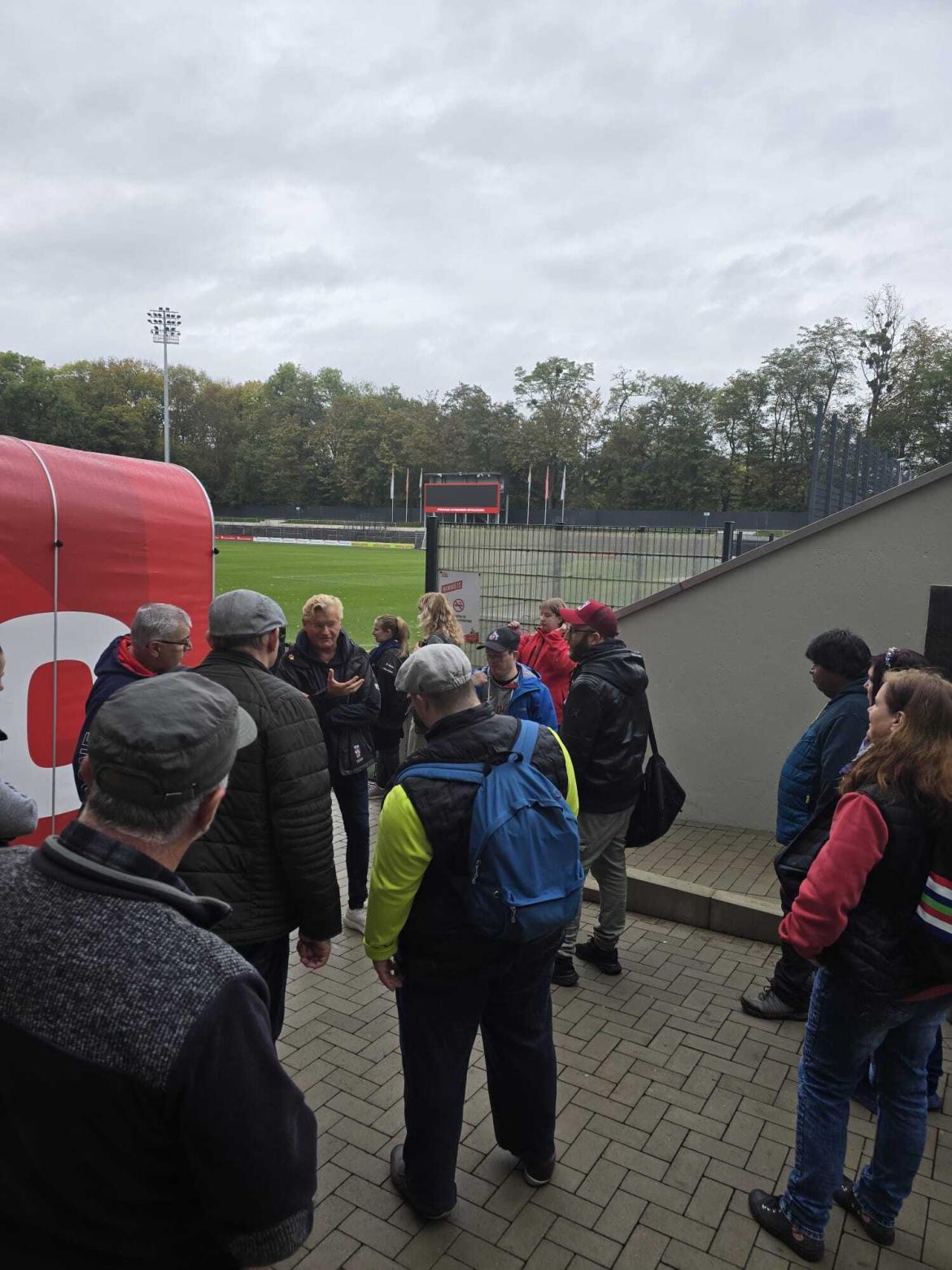 Michael Trippel zeigt den Besuchern das Franz-Kremer-Stadion