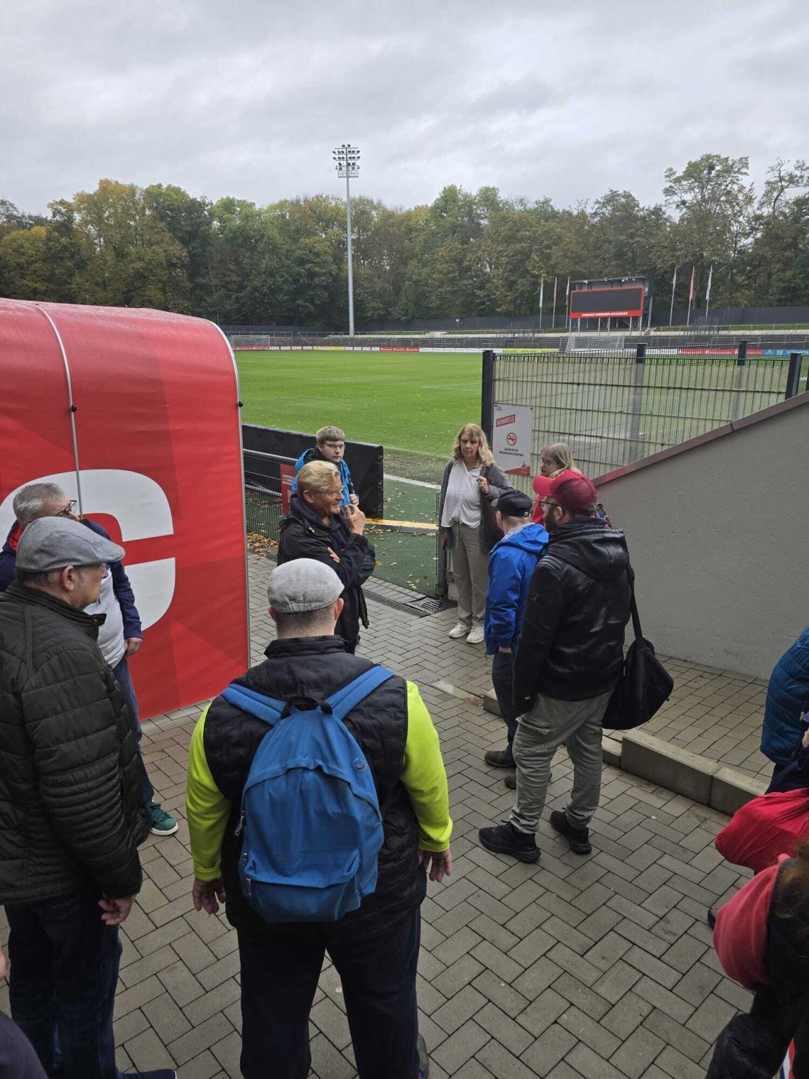 Michale Trippel mit der Besuchergruppe am Franz-Kremer-Stadion